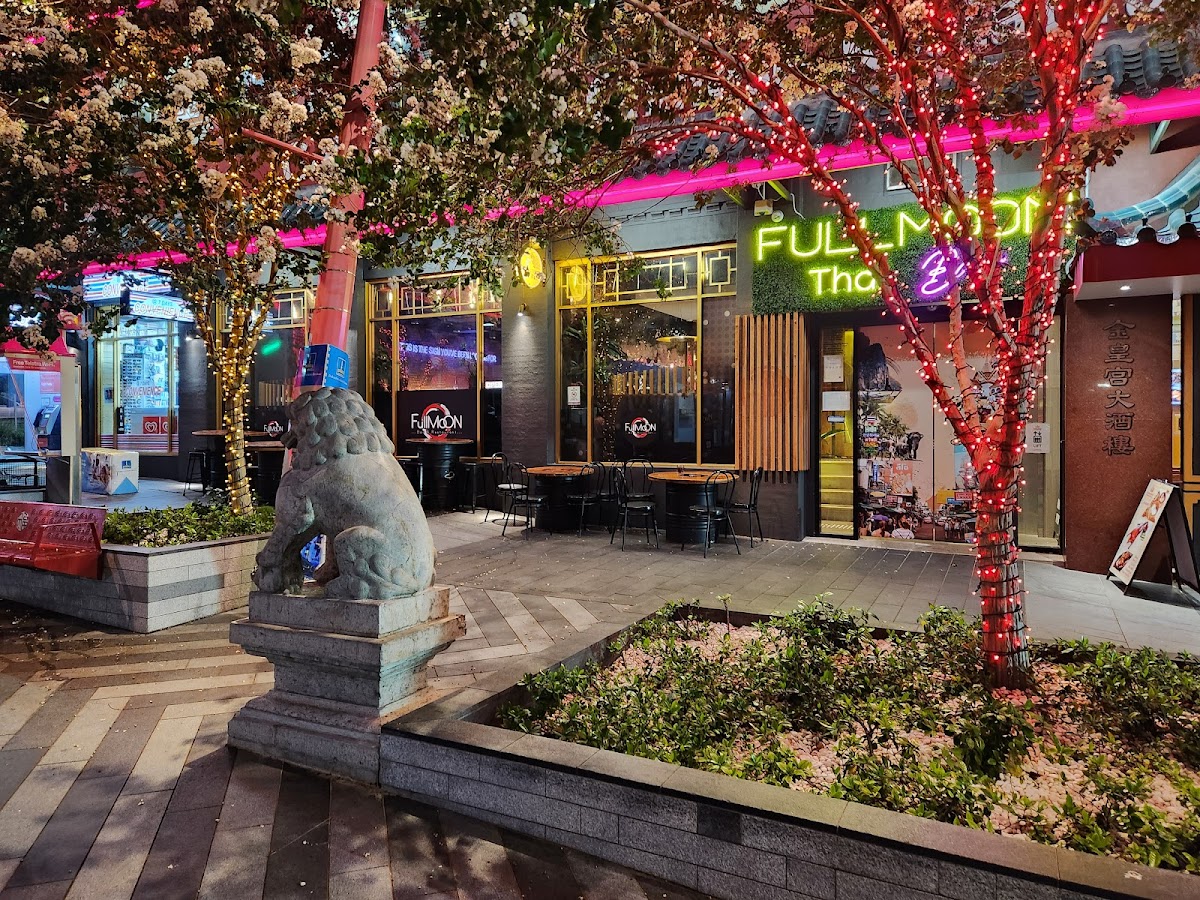 Fullmoon Bar & Restaurant